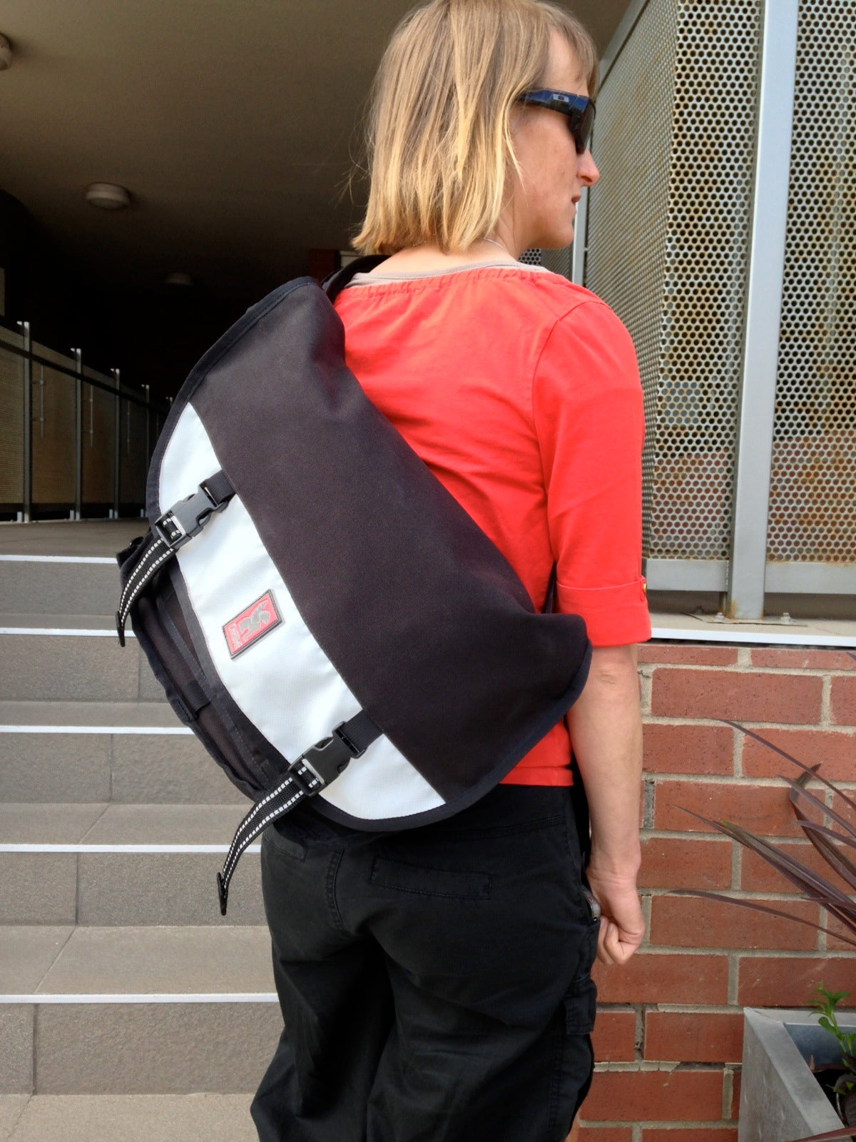 how to wear a messenger bag